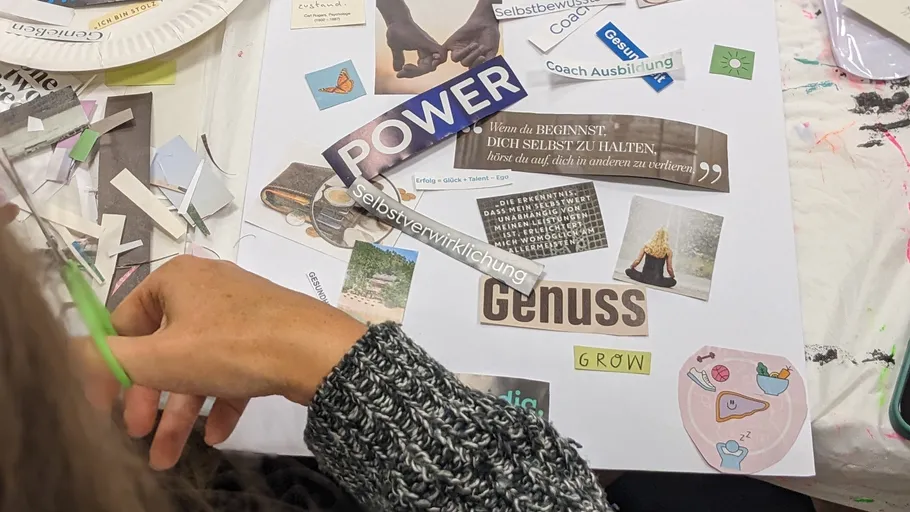 Person erstellt Collage mit motivierenden Worten und Bildern.