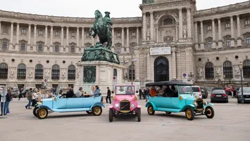 Oldtimer vor einem historischen Gebäude geparkt.
