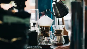 Kaffee wird als Pour-over in Café zubereitet.