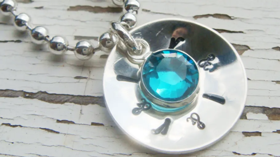 Silberanhänger mit blauem Edelstein und Kette.