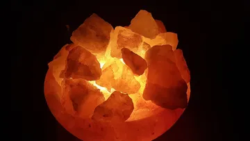Leuchtende Salzlampe mit großen Kristallen.