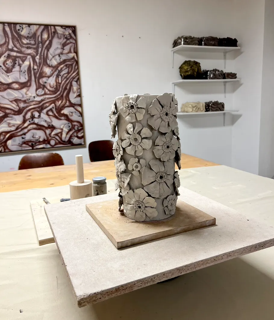 Tonvase mit Blumen, Kunststudio Umgebung.