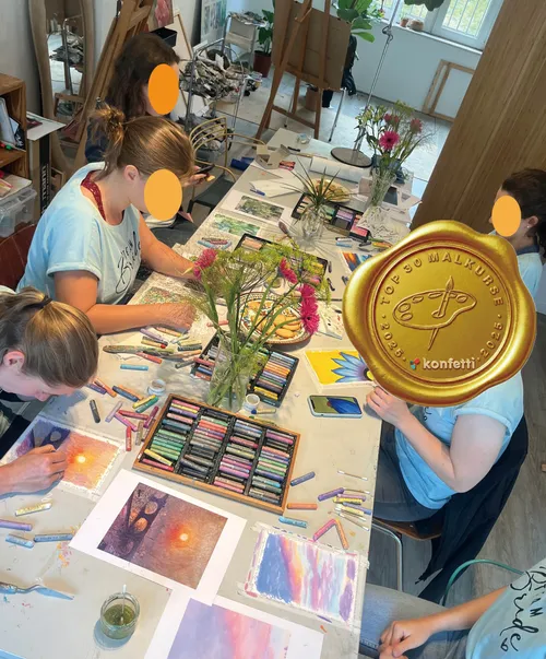 Personen malen mit Pastellen in einem Kunststudio.