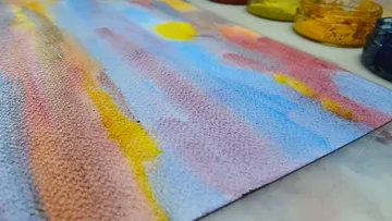 Farbenfrohes Aquarellbild mit Farbtöpfen.