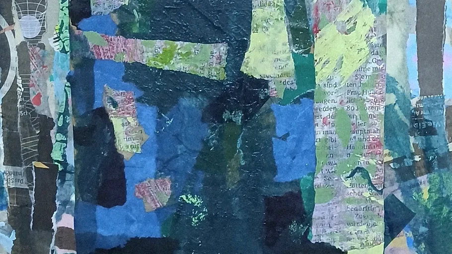 Bunte abstrakte Collage mit Textfragmenten.