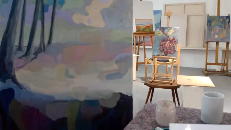 Abstrakte Gemälde auf Staffeleien im Kunststudio.