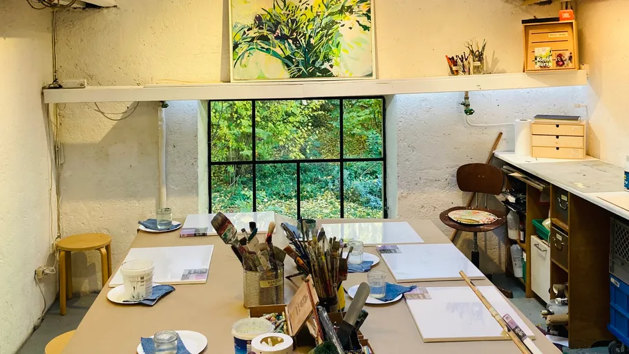 Kunststudio mit Malutensilien und Fensterblick.