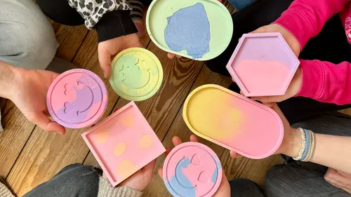 Bunte Formen in Kinderhänden gehalten.