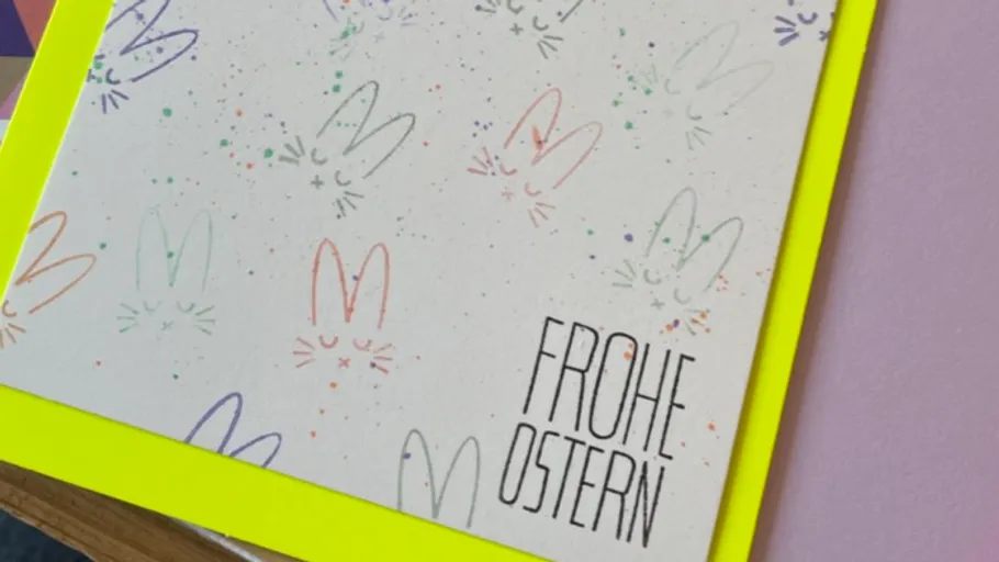 Bunte Osterkarte mit Häschenzeichnungen.