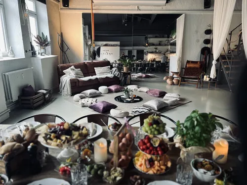 Gemütliches Wohnzimmer mit Kissen, Tisch und Essen.