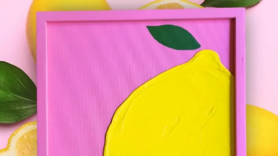 Gemälde einer Zitrone mit Blättern auf rosa Hintergrund.