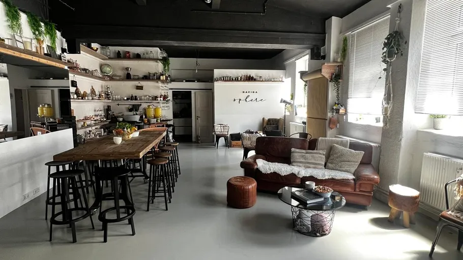 Gemütlicher Loft-Wohnbereich mit Küche und Sitzgelegenheit.