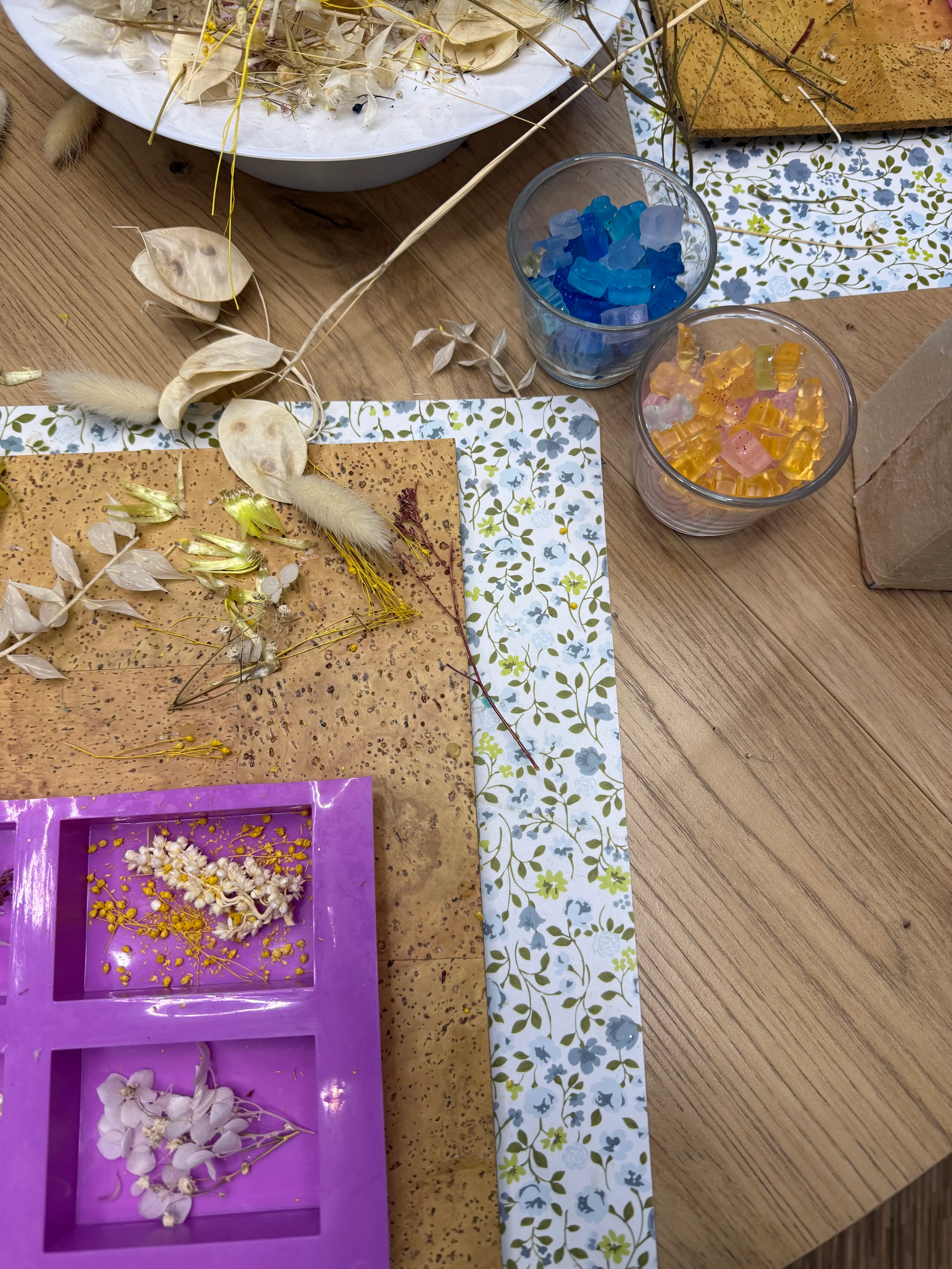 Basteltisch mit Blumen und Formen.