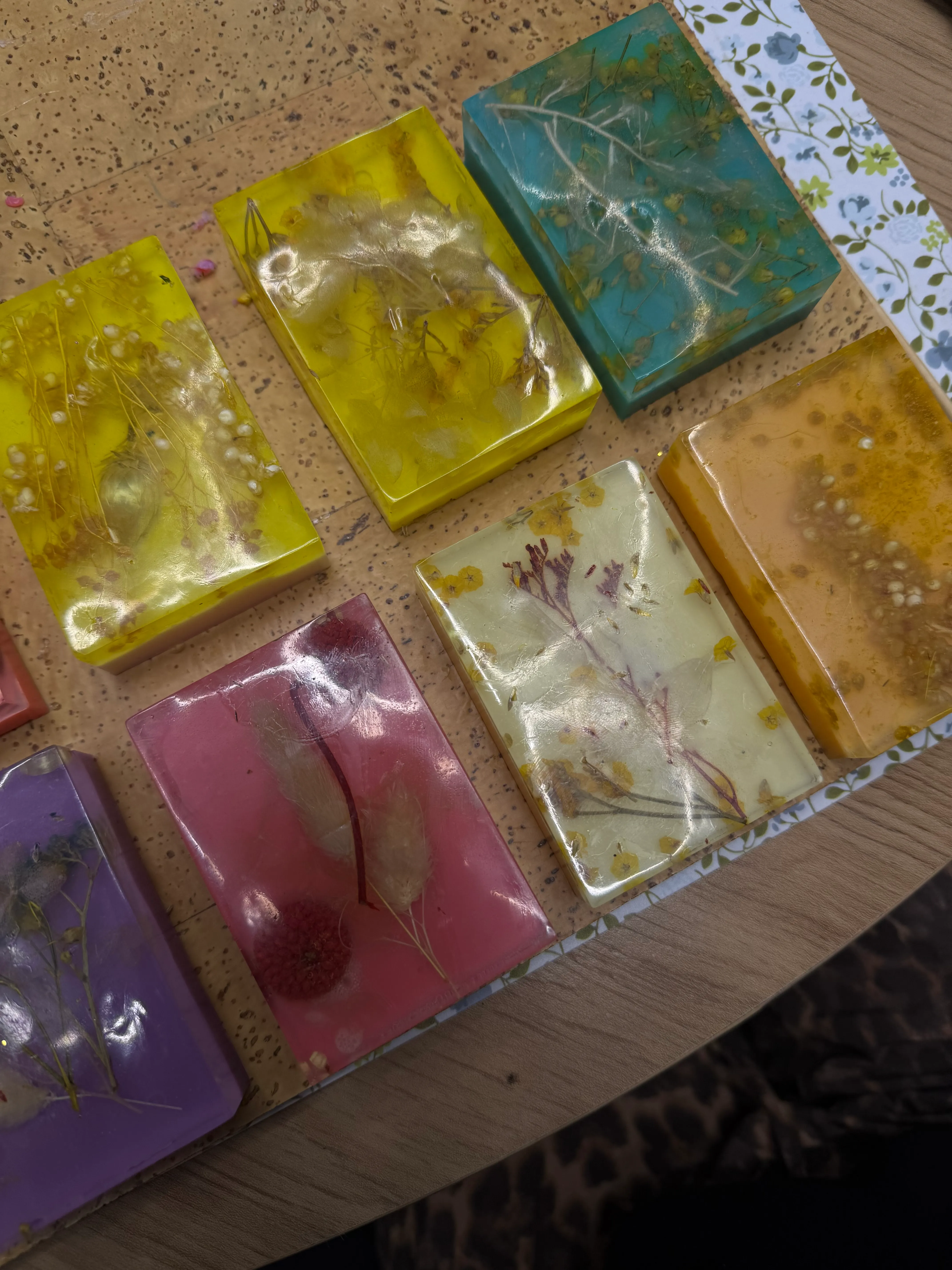 Bunte Harzblöcke mit eingebetteten Trockenblumen.