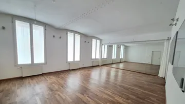 Leeres Tanzstudio mit Spiegelwand.