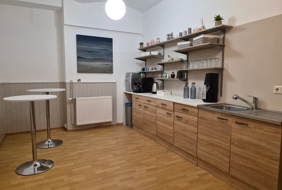 Moderne Kochnische mit Holzmöbeln, minimalistisches Design.