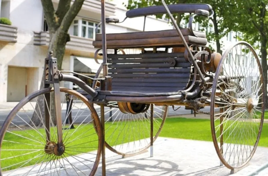 Altes Automobil mit drei Rädern im Freien.