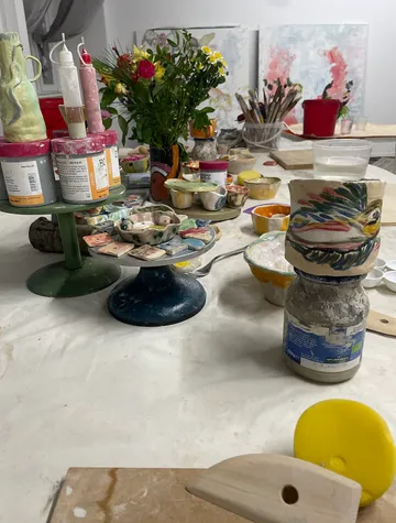 Kunstwerkstatt-Tisch mit Töpferwerkzeugen.