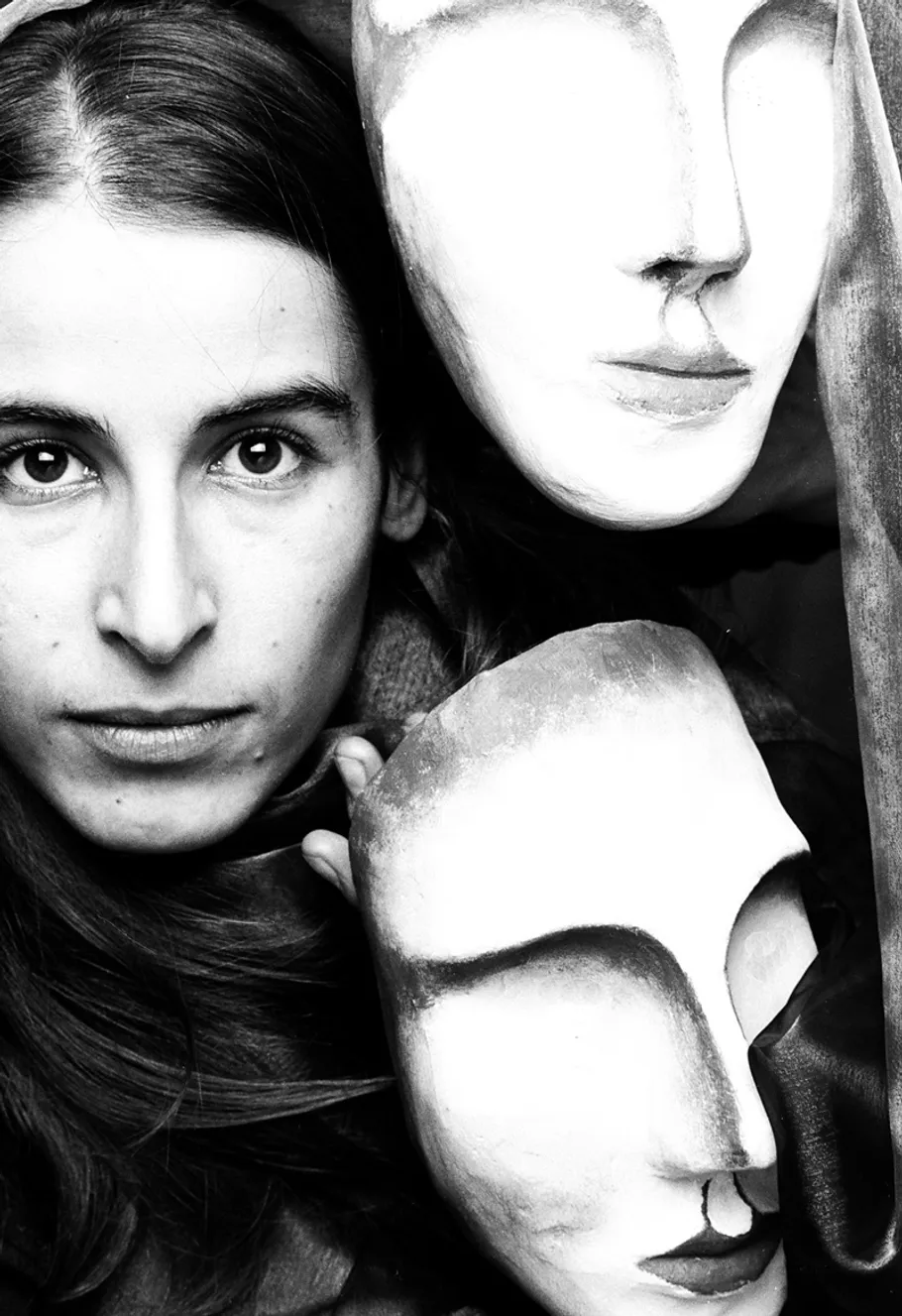 Frau mit Masken, Nahaufnahme, Schwarzweißbild.