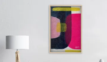 Abstraktes Gemälde an Wand neben Lampe.