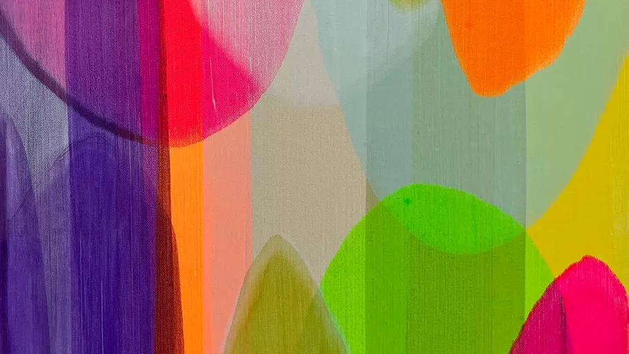 Buntes abstraktes Gemälde mit geometrischen Formen.