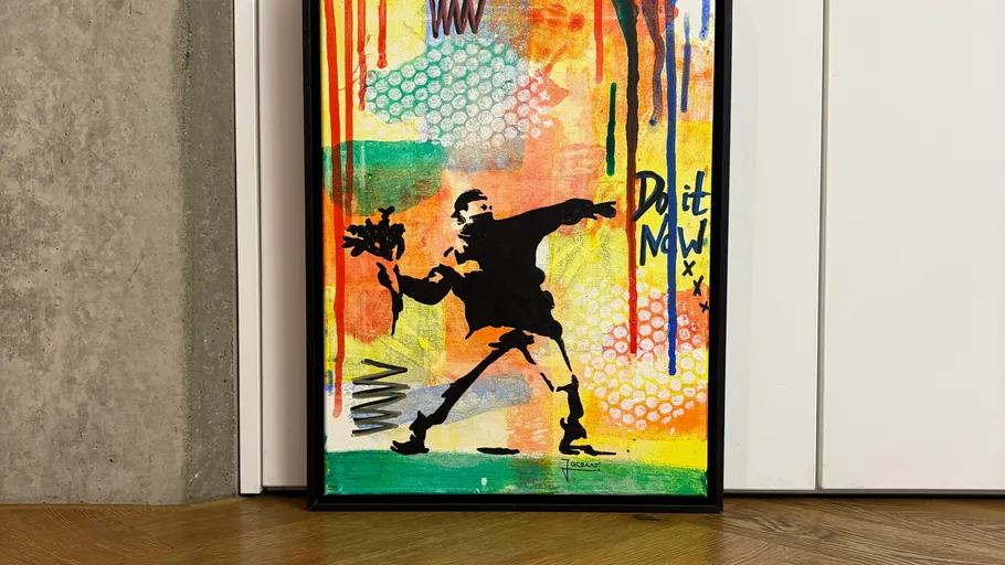 Gerahmtes Graffiti-Kunstwerk mit leuchtenden Farben.