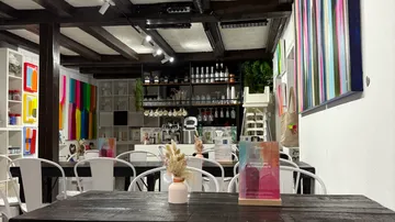 Café-Innenraum mit bunter Dekoration.