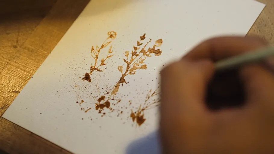 Hand malt Blätter auf weißem Papier.