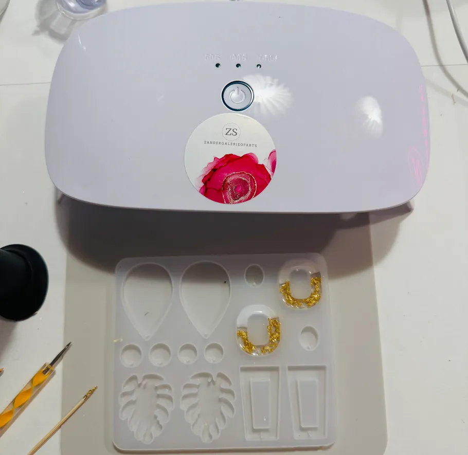 UV-Lampe härtet Harzform darunter aus.