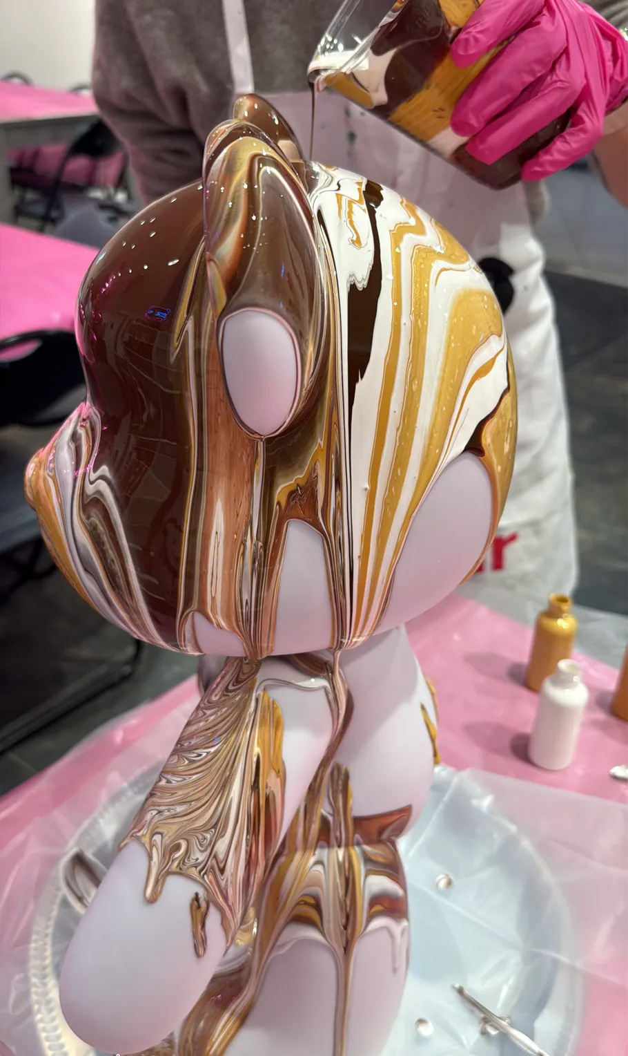 Figur wird mit Farbswirls bestrichen.