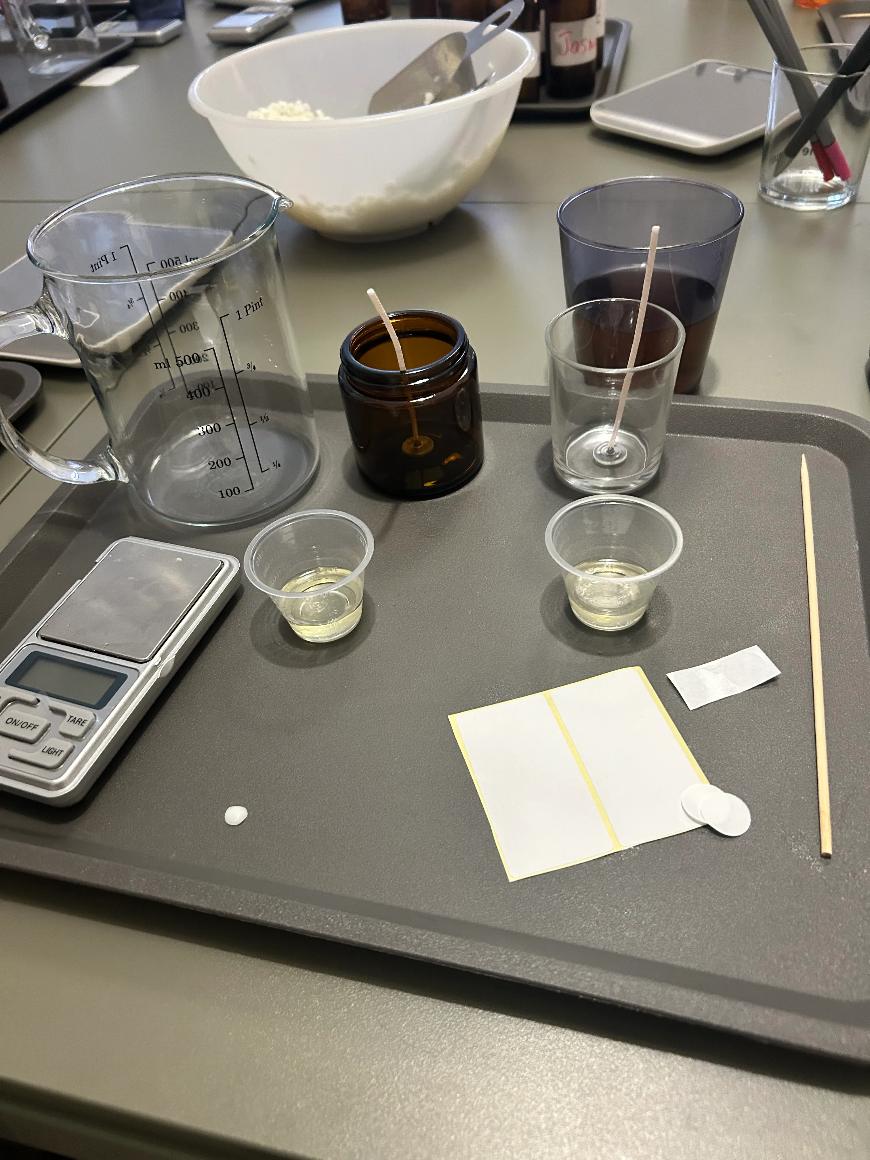 Kerzenherstellungs-Materialien auf einem Tisch angeordnet.