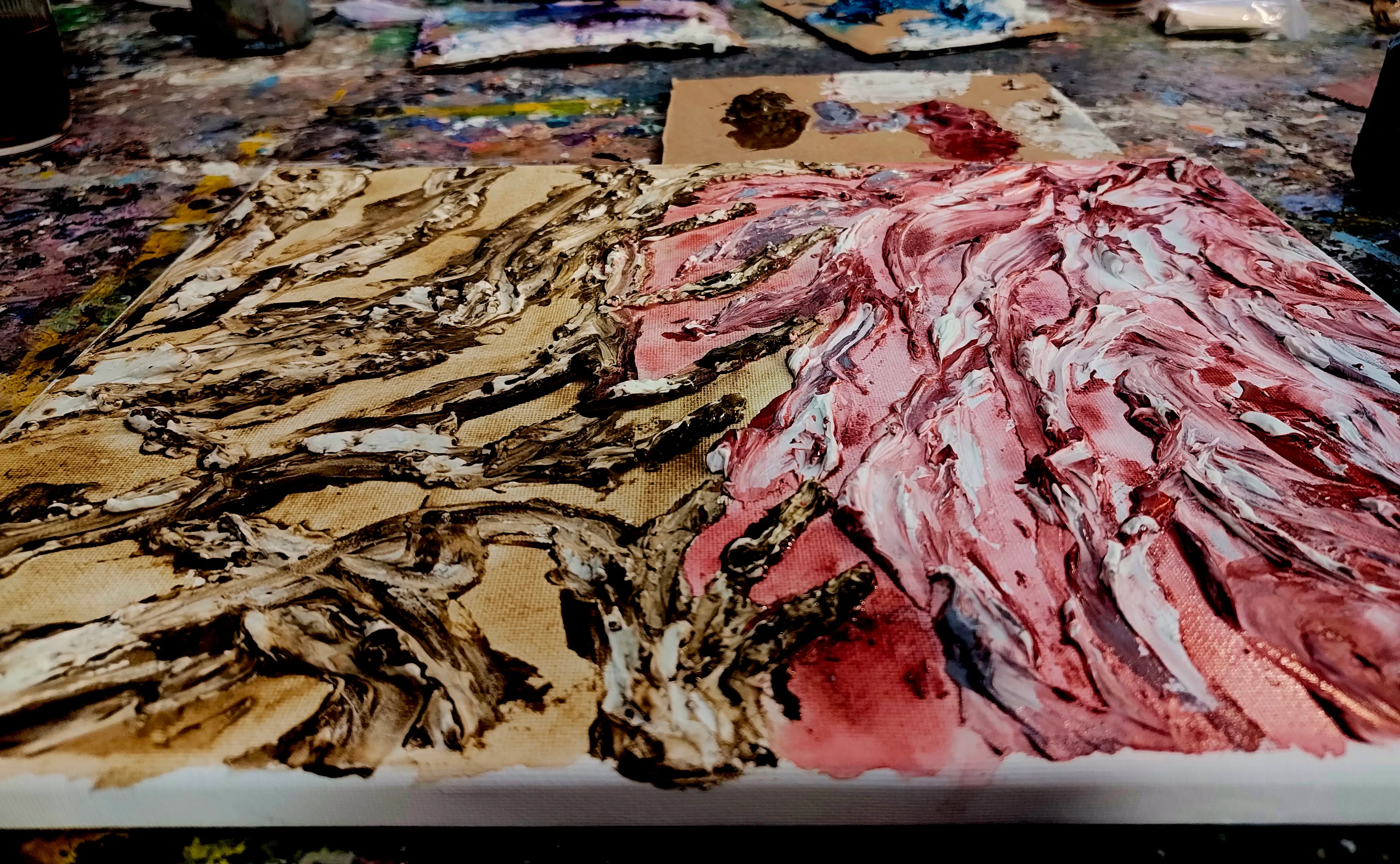 Abstraktes texturiertes Gemälde mit braunen und rosa Wirbeln.