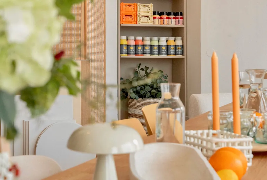 Stilvoller Esstisch mit Kerzen und Pflanzen.