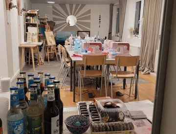 Nähmaschinen auf Tischen im Bastelstudio.