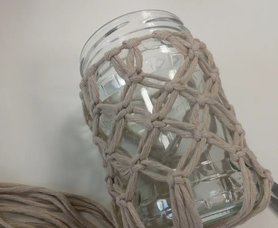 Glasgefäß in Makramee-Schnur gewickelt.
