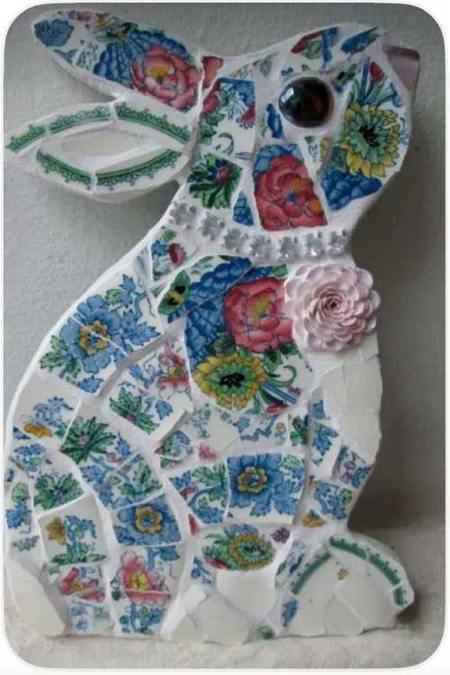 Mosaikhase mit bunten Blumenmustern.
