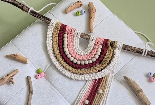 Buntes Häkelwerk am Stock mit Perlen.