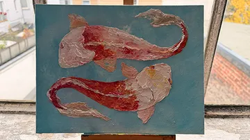Farbenfrohes Gemälde von zwei Koi-Fischen schwimmend.
