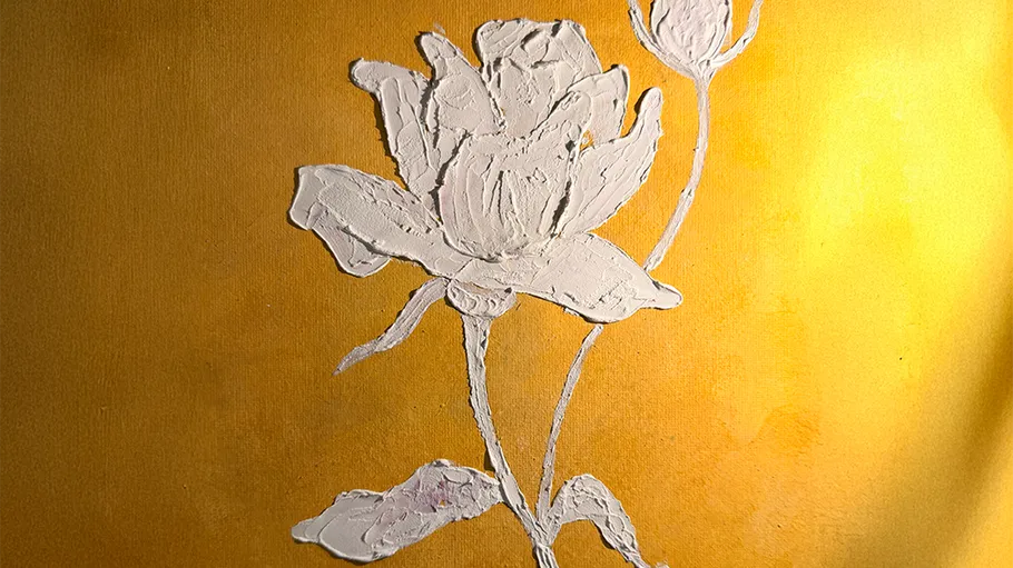 Geprägte weiße Rose auf goldenem Hintergrund.