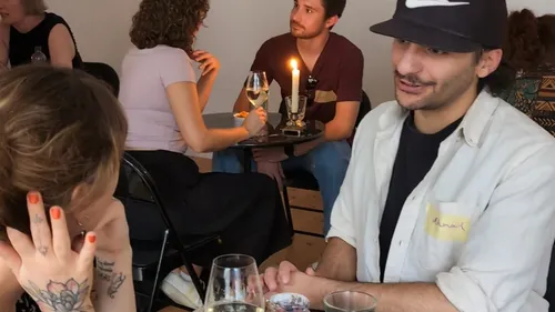 Menschen bei Gesprächen bei einem Kerzenlicht-Event.