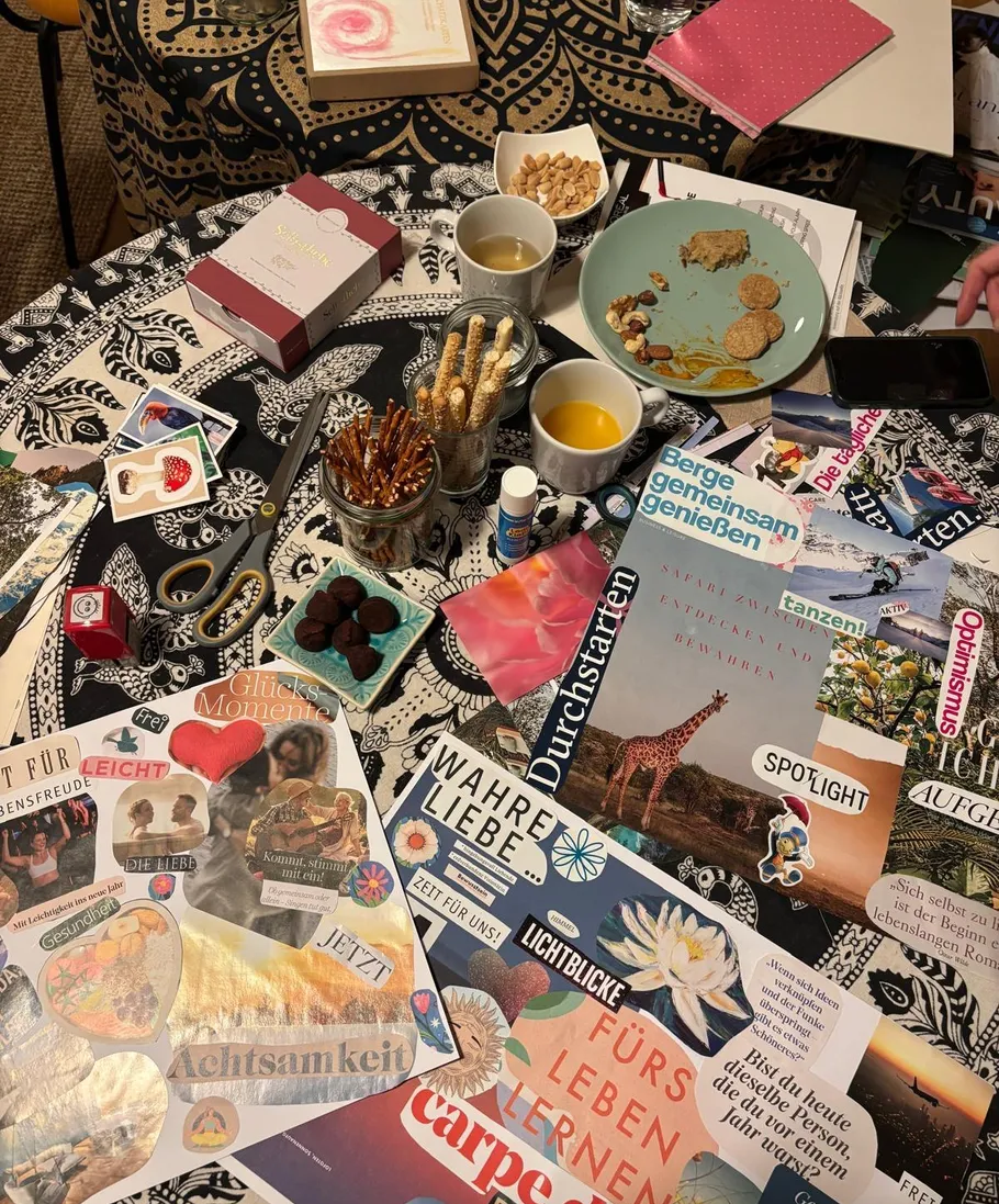 Basteltisch mit Zeitschriften und Snacks.