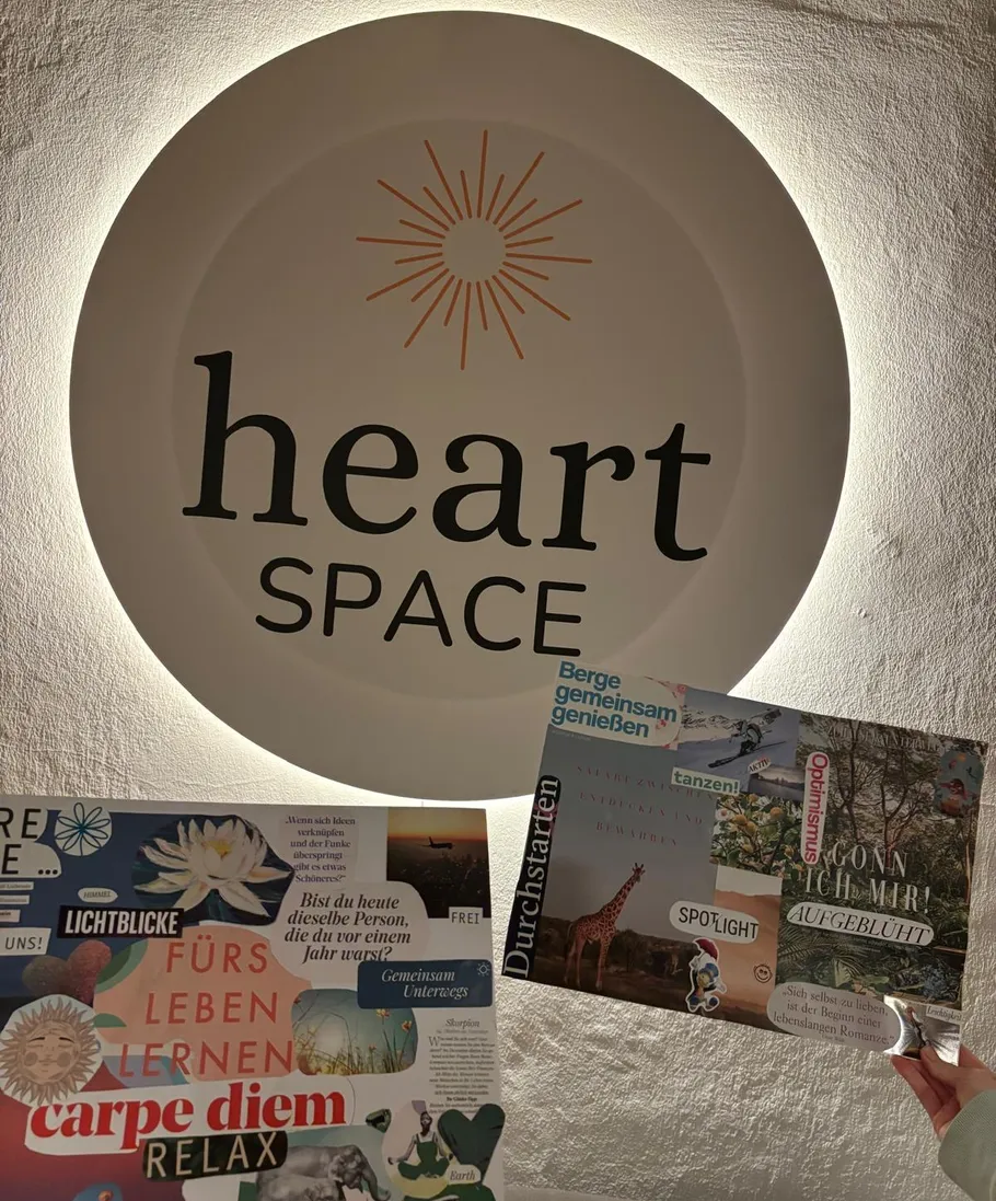 Zwei Collagenboards vor 'heart SPACE' Schild.