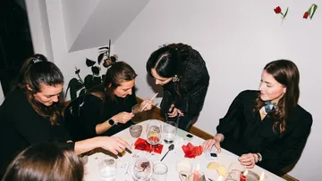 Frauen basteln an einem Tisch, Innenraum.