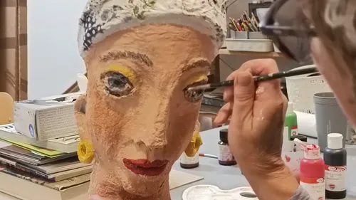 Person bemalt Skulptur im Studio.