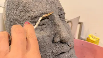 Hand modelliert Tonfigur, in Innenraum.