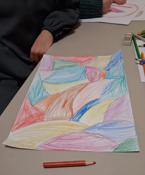 Bunte abstrakte Zeichnung auf Tisch.