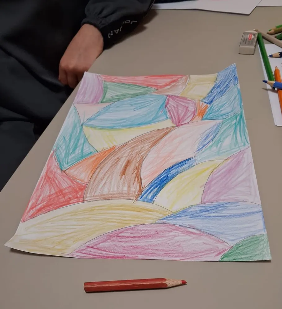 Buntes abstraktes Zeichnung auf Tisch.