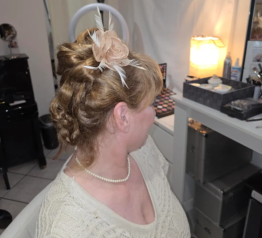 Frau mit gestyltem Haar im Friseursalon.