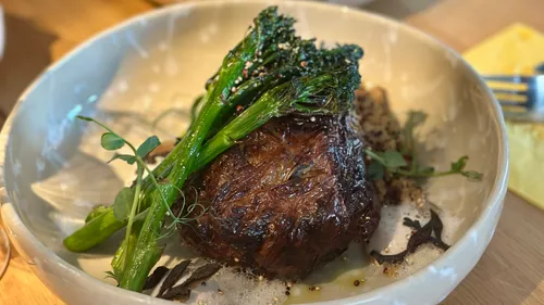 Rinderbraten mit Gemüse auf einem Teller.