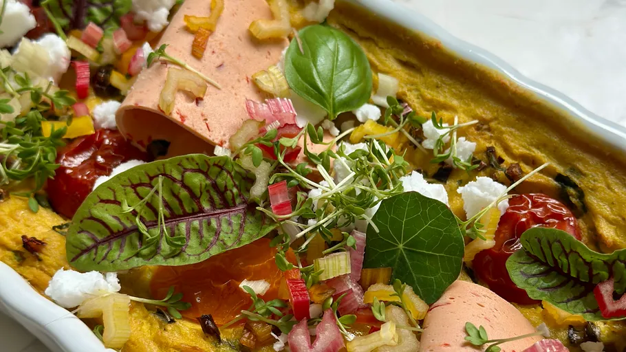 Bunter Salat mit frischen grünen und Belägen.